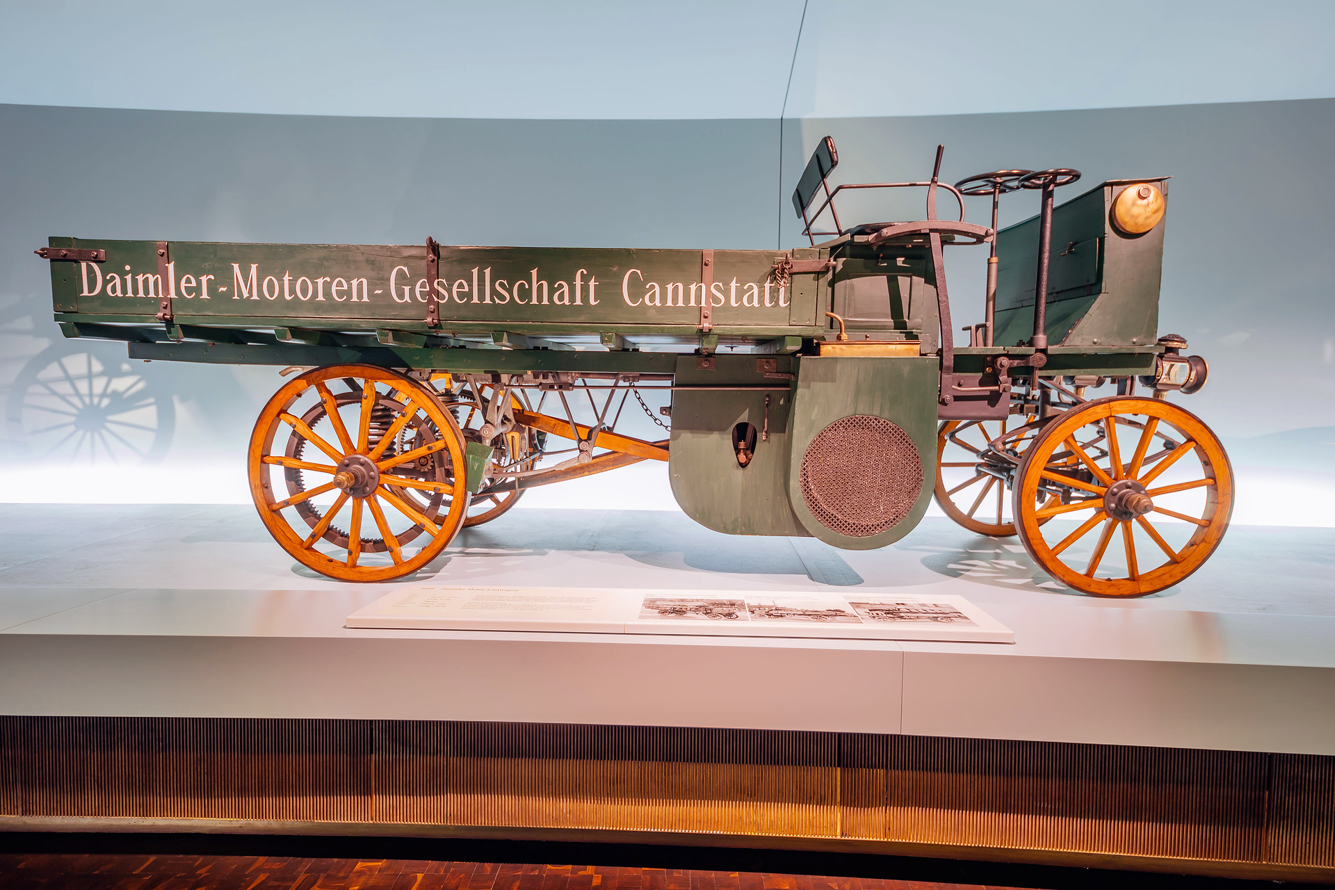 Mercedes-Benz Museum, Raum Mythos 1: Die Erfindung des Automobils. Daimler Motor-Lastwagen aus dem Jahr 1898, der älteste existierende Original-Lkw der Welt. Blick auf die rechte Seite. Daimler Motor-Lastwagen von 1898: 1,25 Tonnen Nutzlast mit nur 4,1 kW (5,6 PS)