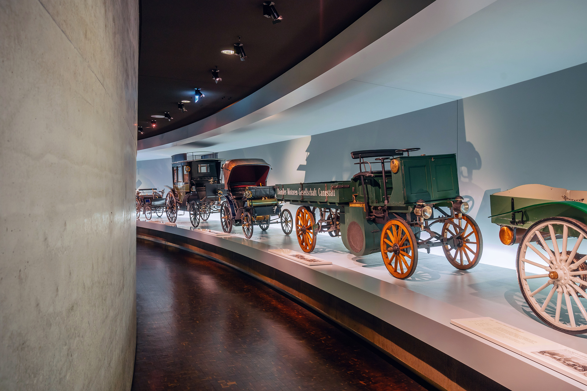 Mercedes-Benz Museum, Raum Mythos 1: Die Erfindung des Automobils. Daimler Motor-Lastwagen aus dem Jahr 1898, der älteste existierende Original-Lkw der Welt. Aufnahme von rechts vorn. Daimler Motor-Lastwagen von 1898: 1,25 Tonnen Nutzlast mit nur 4,1 kW (5,6 PS)