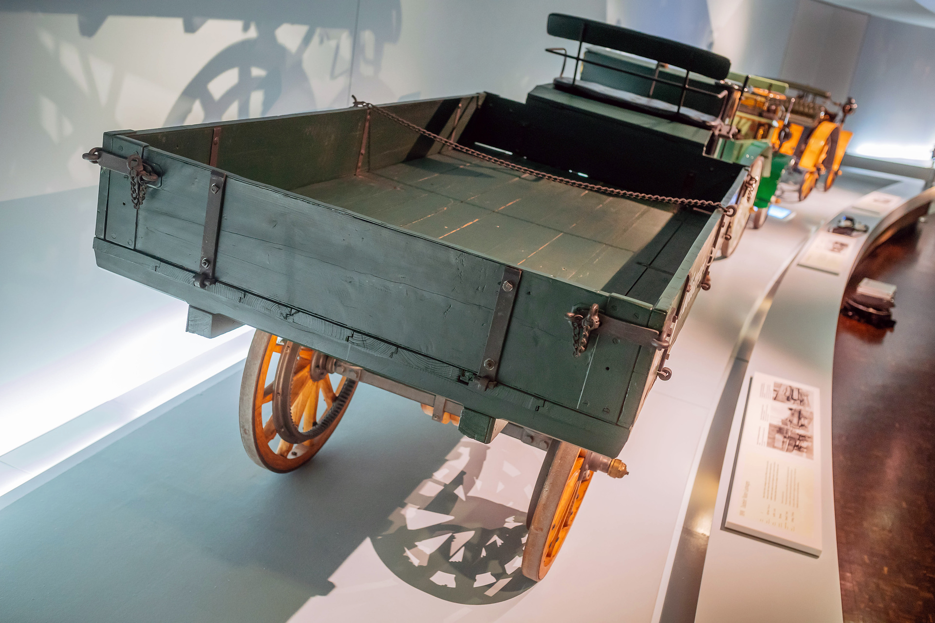 Mercedes-Benz Museum, Raum Mythos 1: Die Erfindung des Automobils. Daimler Motor-Lastwagen aus dem Jahr 1898, der älteste existierende Original-Lkw der Welt. Aufnahme der Ladefläche. Daimler Motor-Lastwagen von 1898: 1,25 Tonnen Nutzlast mit nur 4,1 kW (5,6 PS)