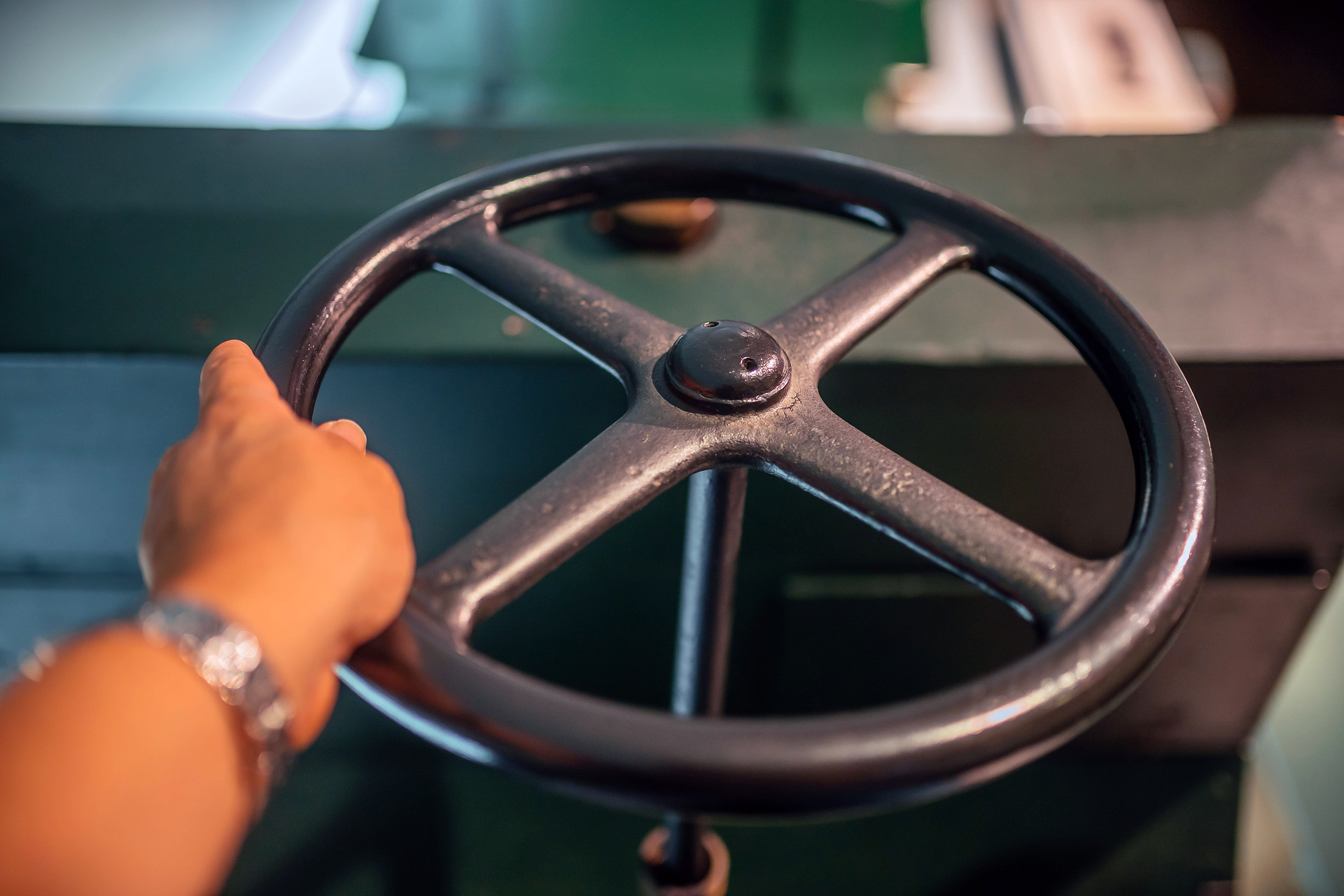 Mercedes-Benz Museum, Raum Mythos 1: Die Erfindung des Automobils. Daimler Motor-Lastwagen aus dem Jahr 1898, der älteste existierende Original-Lkw der Welt. Eisernes Lenkrad. Daimler Motor-Lastwagen von 1898: 1,25 Tonnen Nutzlast mit nur 4,1 kW (5,6 PS)