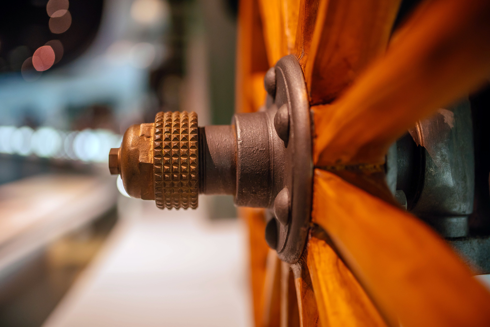 Mercedes-Benz Museum, Raum Mythos 1: Die Erfindung des Automobils. Daimler Motor-Lastwagen aus dem Jahr 1898, der älteste existierende Original-Lkw der Welt. Aufnahme der vorderen Radnabe mit rutschgesicherter Trittfläche zum Auf- und Absteigen. Daimler Motor-Lastwagen von 1898: 1,25 Tonnen Nutzlast mit nur 4,1 kW (5,6 PS)