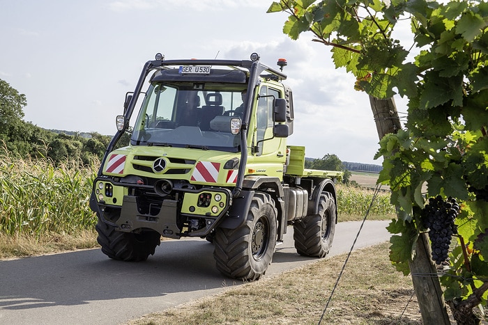 In use all year round: Unimog implement carriers for agriculture, contractors and municipalities
