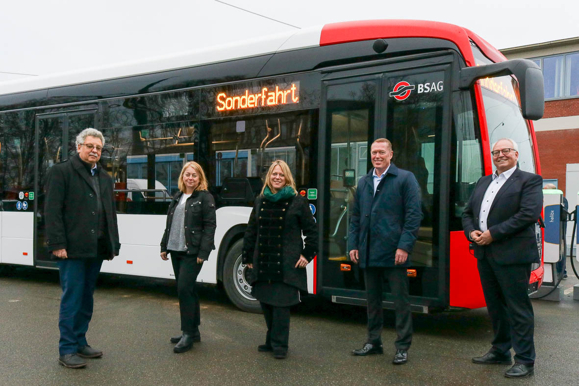 BSAG-Vorstände Matthias Zimmermann und Monika Alke, Dr. Maike Schaefer (Senatorin für Klimaschutz, Umwelt, Mobilität, Stadtentwicklung und Wohnungsbau), Rüdiger Kappel und Thorsten Gallo (beide Daimler Buses) Fortsetzung folgt: Bremer Straßenbahnen AG (BSAG) übernimmt fünf Mercedes-Benz eCitaro