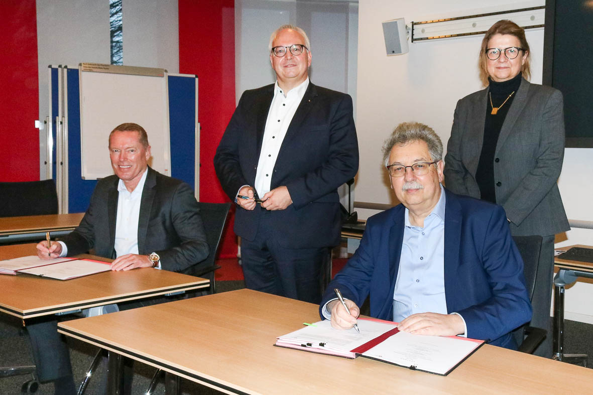 Rüdiger Kappel und Thorsten Gallo (beide Daimler Buses) sowie Matthias Zimmermann und Antke deWitt, Prokuristin und Leiterin des kaufmännischen Centers Fortsetzung folgt: Bremer Straßenbahnen AG (BSAG) übernimmt fünf Mercedes-Benz eCitaro