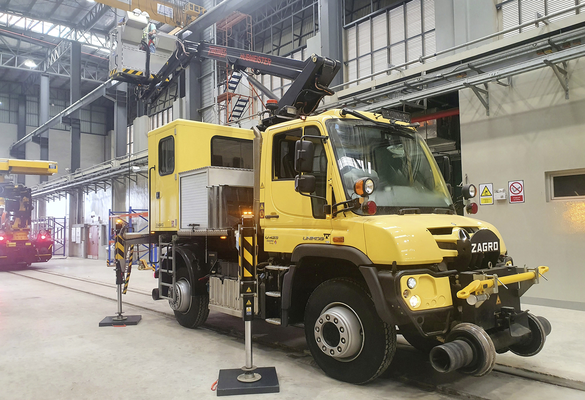 Two new Unimog U 423 road rail vehicles are in operation in the Thai metropolis of Bangkok. The photo shows one of these vehicles with a Zagro access platform and a lightweight crew cab. Two Unimogs for rail/road applications in Bangkok