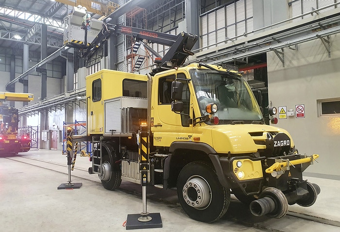 Zwei Unimog im Zweiwege-Einsatz in Bangkok