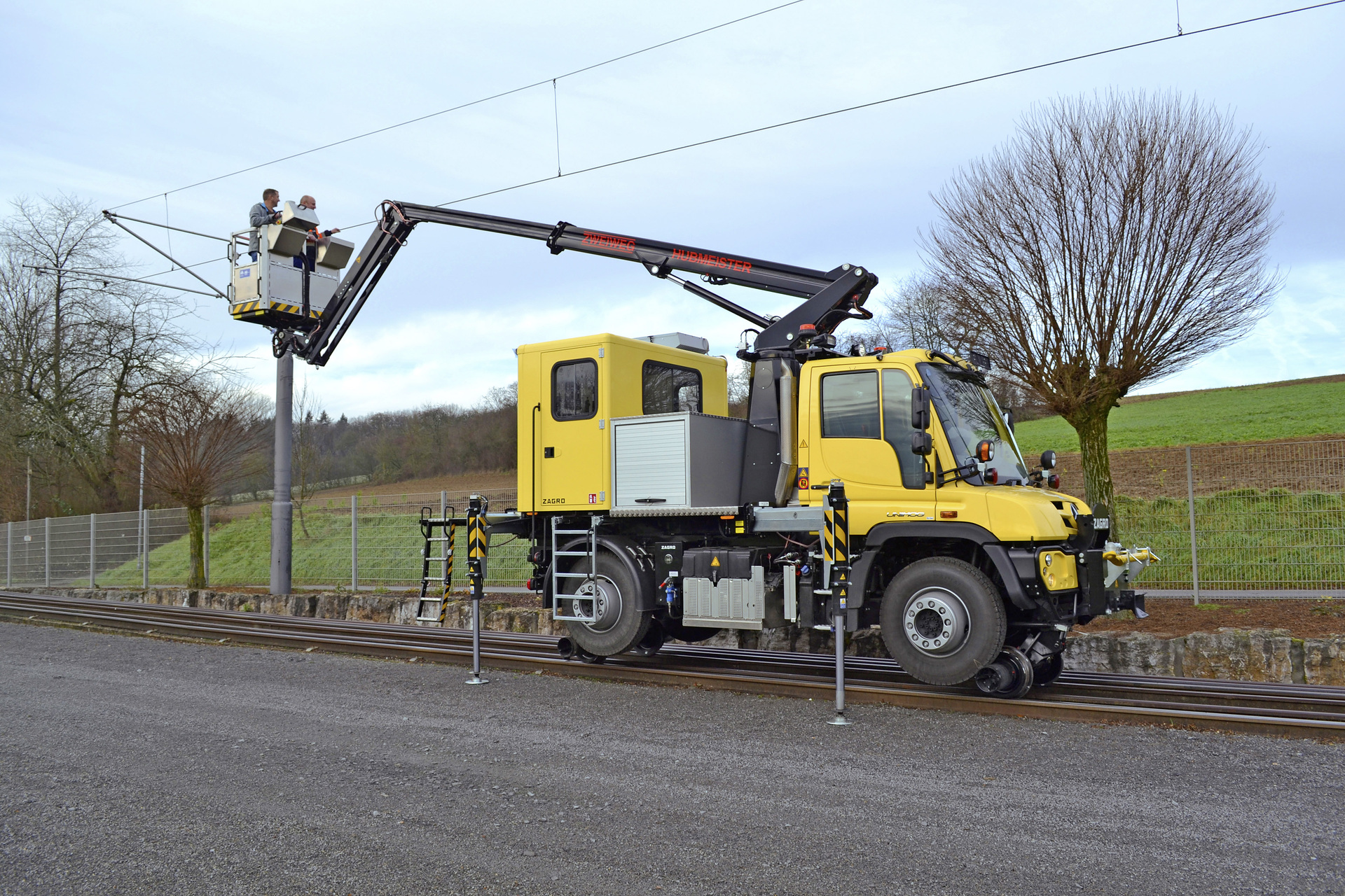 Two new Unimog U 423 road rail vehicles are in operation in the Thai metropolis of Bangkok: The photo shows one of these vehicles with a Zagro access platform and a lightweight crew cab carrying out maintenance work on the overhead line network of the new Red Line metro route. Two Unimogs for rail/road applications in Bangkok