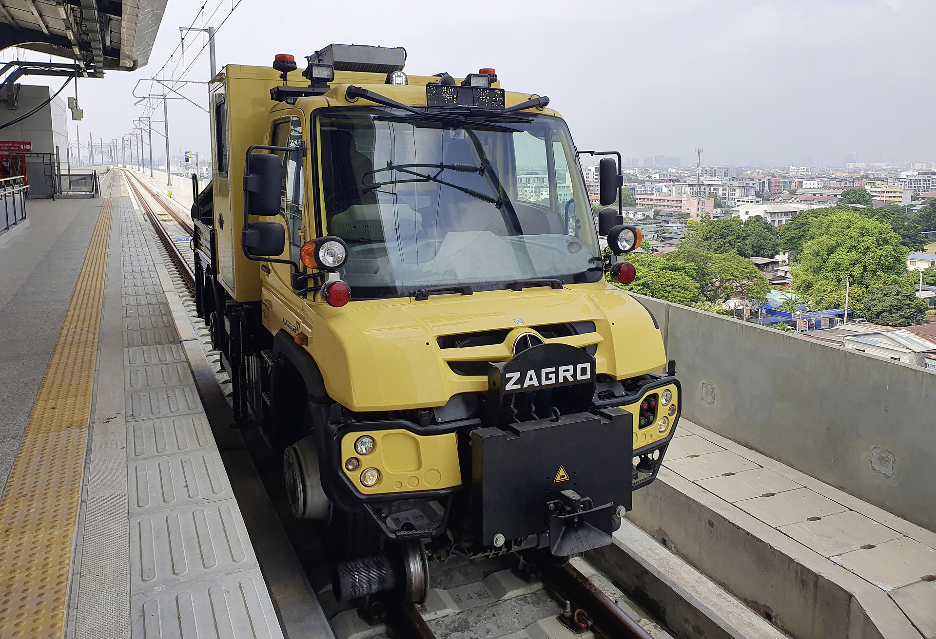 Two Unimog U 423 road rail vehicles equipped with a rail guidance system from Zagro Bahn- und Baumaschinen GmbH are carrying out repair and maintenance work on the new Red Line metro route in the Thai metropolis of Bangkok. Two Unimogs for rail/road applications in Bangkok