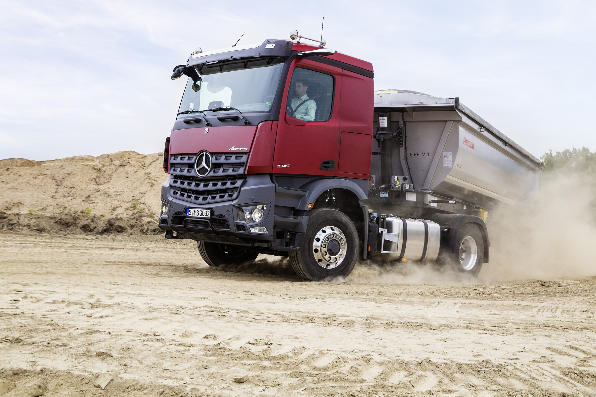 125 Jahre Erfahrung am Bau: Vom Daimler-Lkw mit fünf Tonnen Nutzlast bis zum Arocs mit MirrorCam