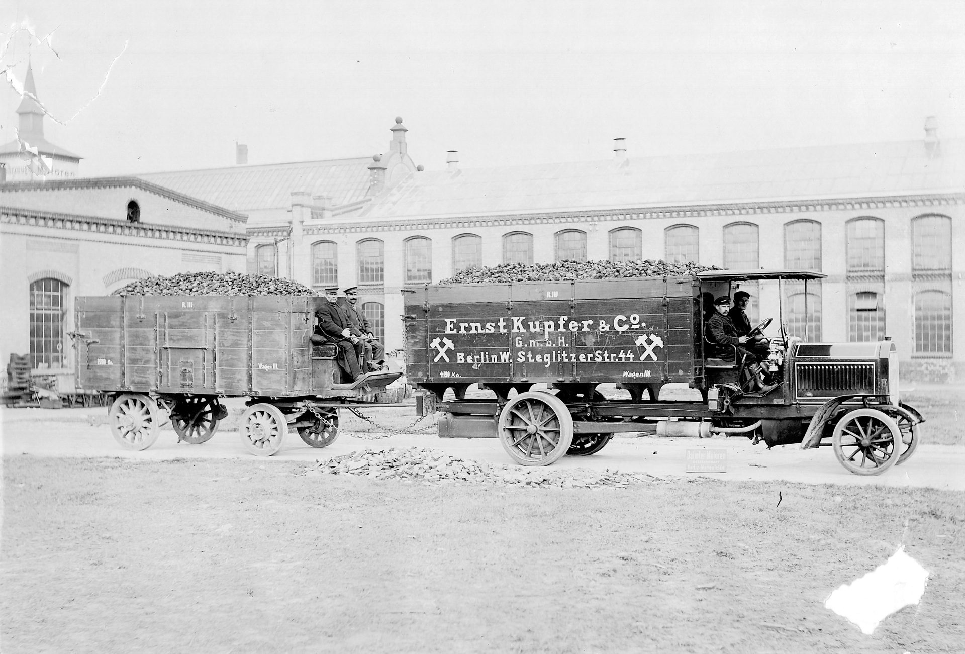 125 Jahre Erfahrung am Bau: Vom Daimler-Lkw mit fünf Tonnen Nutzlast bis zum Arocs mit MirrorCam