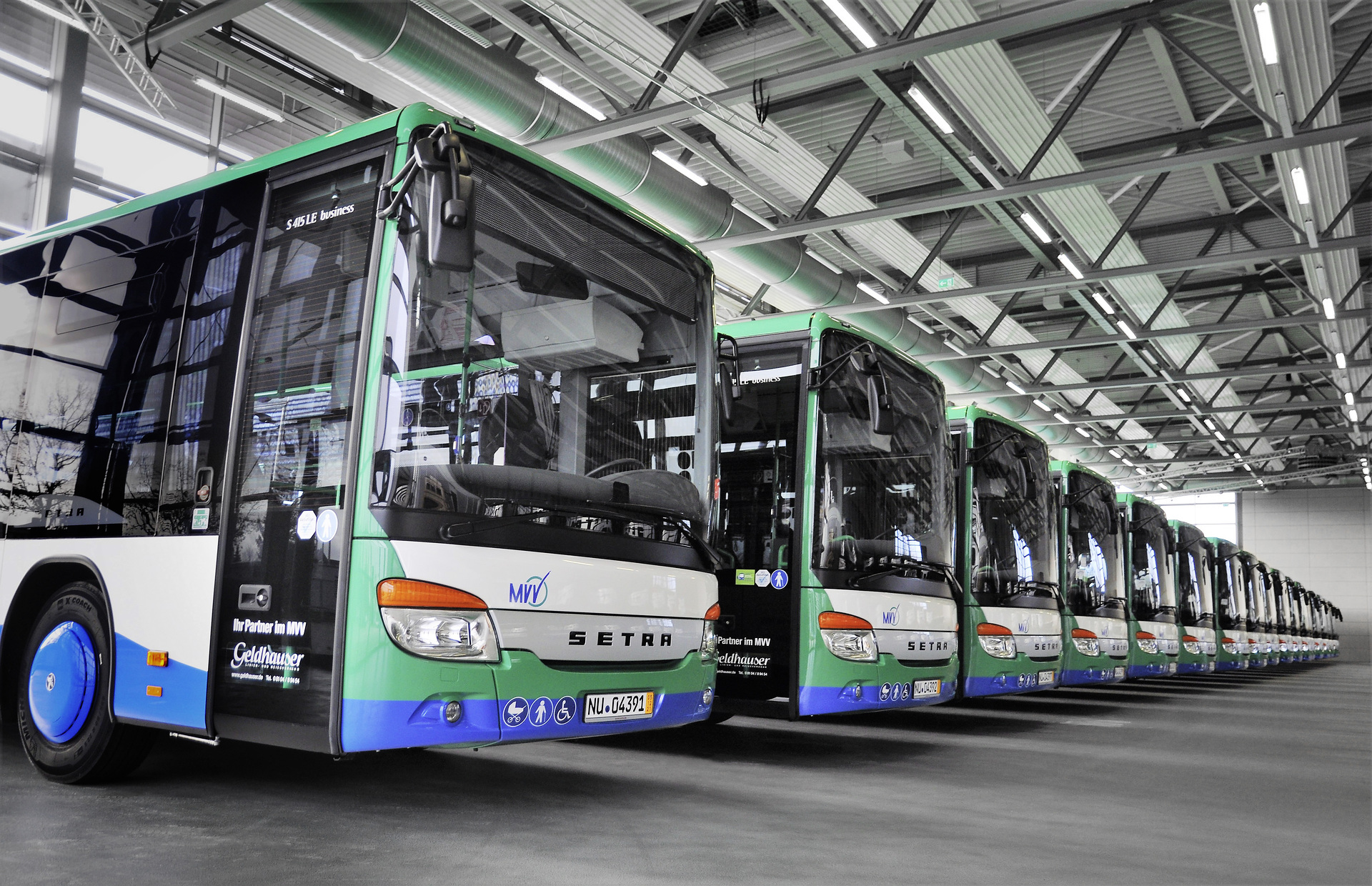 Die Geldhauser Linien- und Reiseverkehr GmbH & Co. KG setzt 18 neue Setra Low Entry Bussen im Großraum München ein 35 Setra für drei Unternehmen
