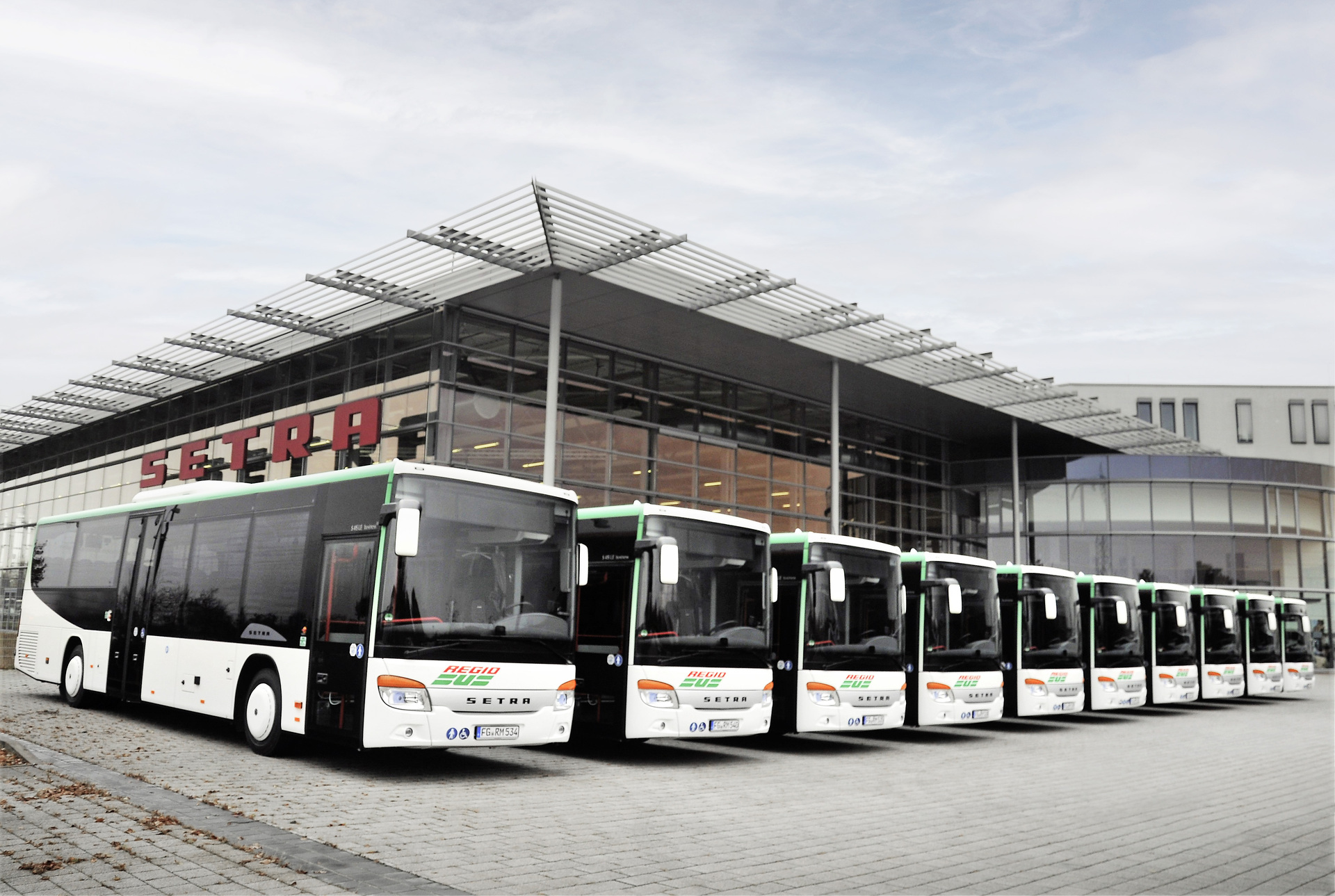 Die Regiobus Mittelsachsen GmbH erneuert ihren Fuhrpark mit zehn Setra Bussen der MultiClass. 35 Setra für drei Unternehmen