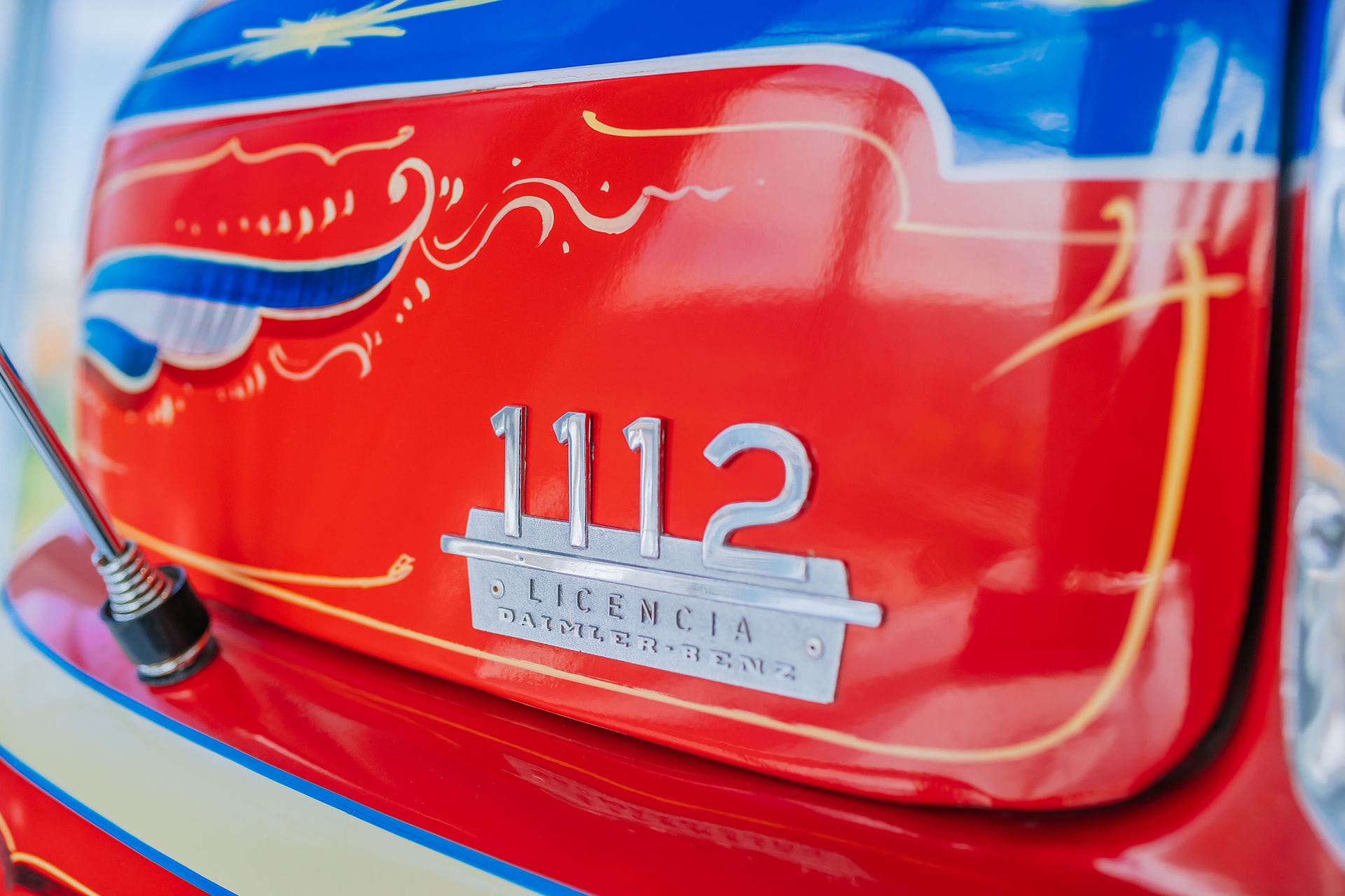 Mercedes-Benz Museum, Collection Room 1: Gallery of Voyagers. Mercedes-Benz LO 1112 bus from 1969. In Buenos Aires, Argentina, the richly decorated “colectivo” buses were an important part of local public transport for decades. Type plate. What do a Mercedes-Benz bus and tango have in common?