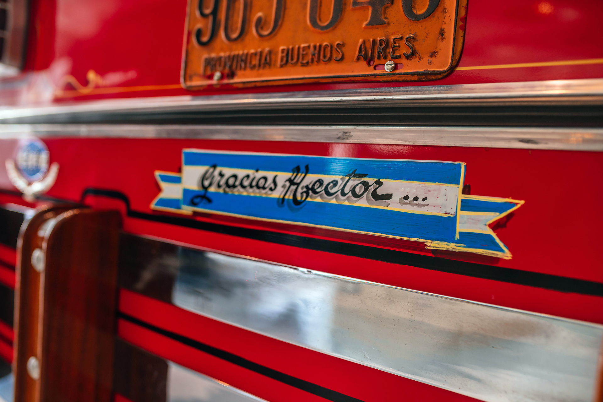 Mercedes-Benz Museum, Collection Room 1: Gallery of Voyagers. Mercedes-Benz LO 1112 bus from 1969. In Buenos Aires, Argentina, the richly decorated “colectivo” buses were an important part of local public transport for decades. “Gracias Hector” lettering on the rear bumper. What do a Mercedes-Benz bus and tango have in common?