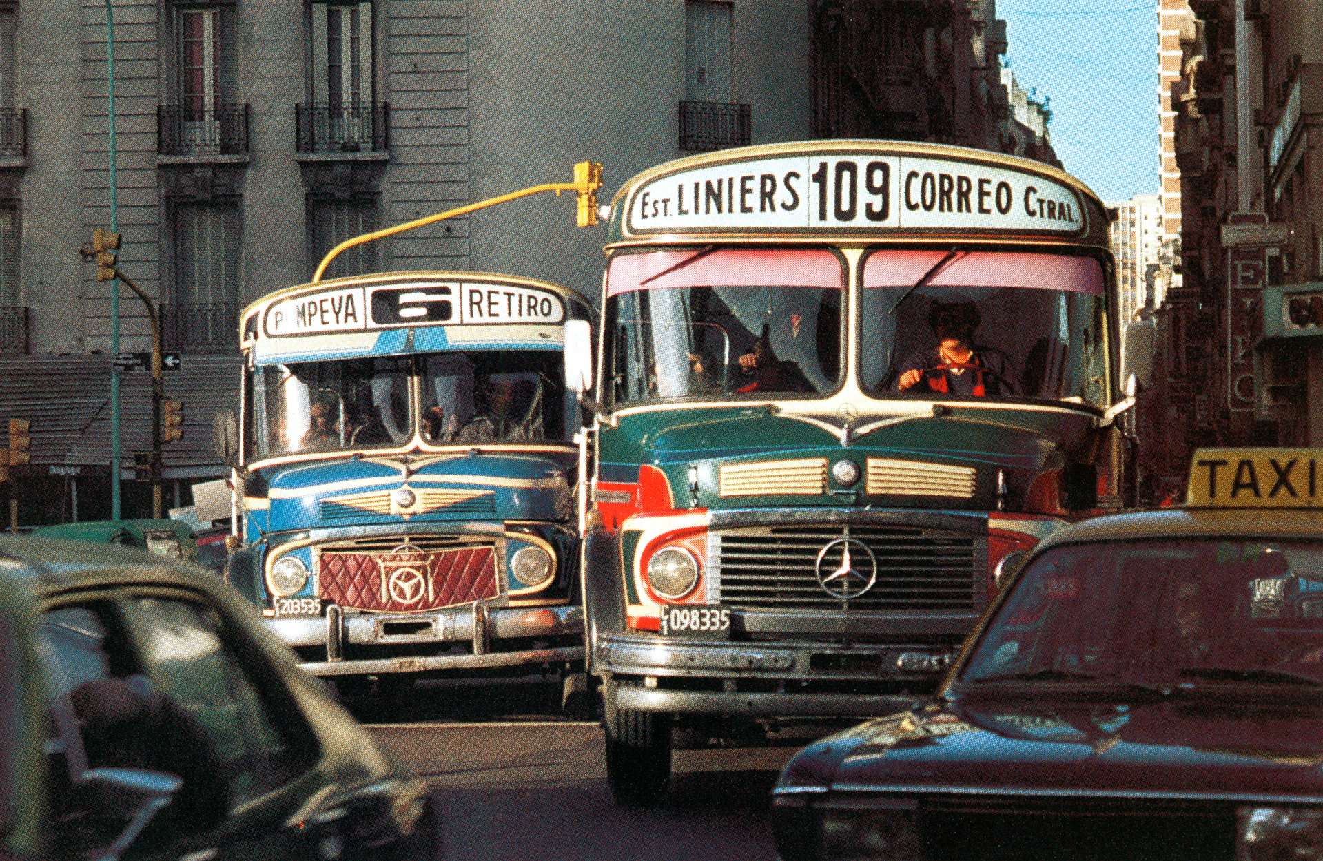 Customized Mercedes-Benz buses dominated the cityscape of Buenos Aires, Argentina, well into the 1980s. Operated by “Colectivos”, they have been a backbone of local public transport for decades. Photo from “Mercedes-Benz all over the World”, issue 6/1986. (Photo index number in the Mercedes-Benz Classic archives: 2005DIG574) What do a Mercedes-Benz bus and tango have in common?