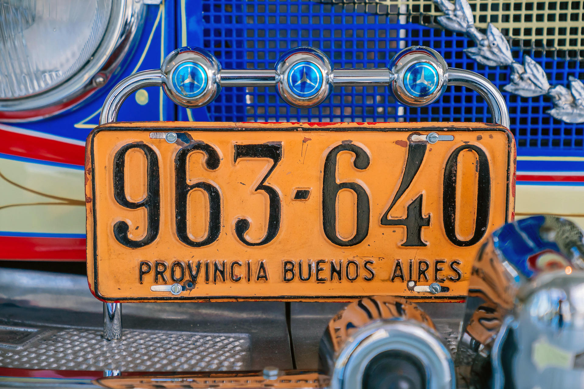 Mercedes-Benz Museum, Collection Room 1: Gallery of Voyagers. Mercedes-Benz LO 1112 bus from 1969. In Buenos Aires, Argentina, the richly decorated “colectivo” buses were an important part of local public transport for decades. Photo of the front number plate. What do a Mercedes-Benz bus and tango have in common?