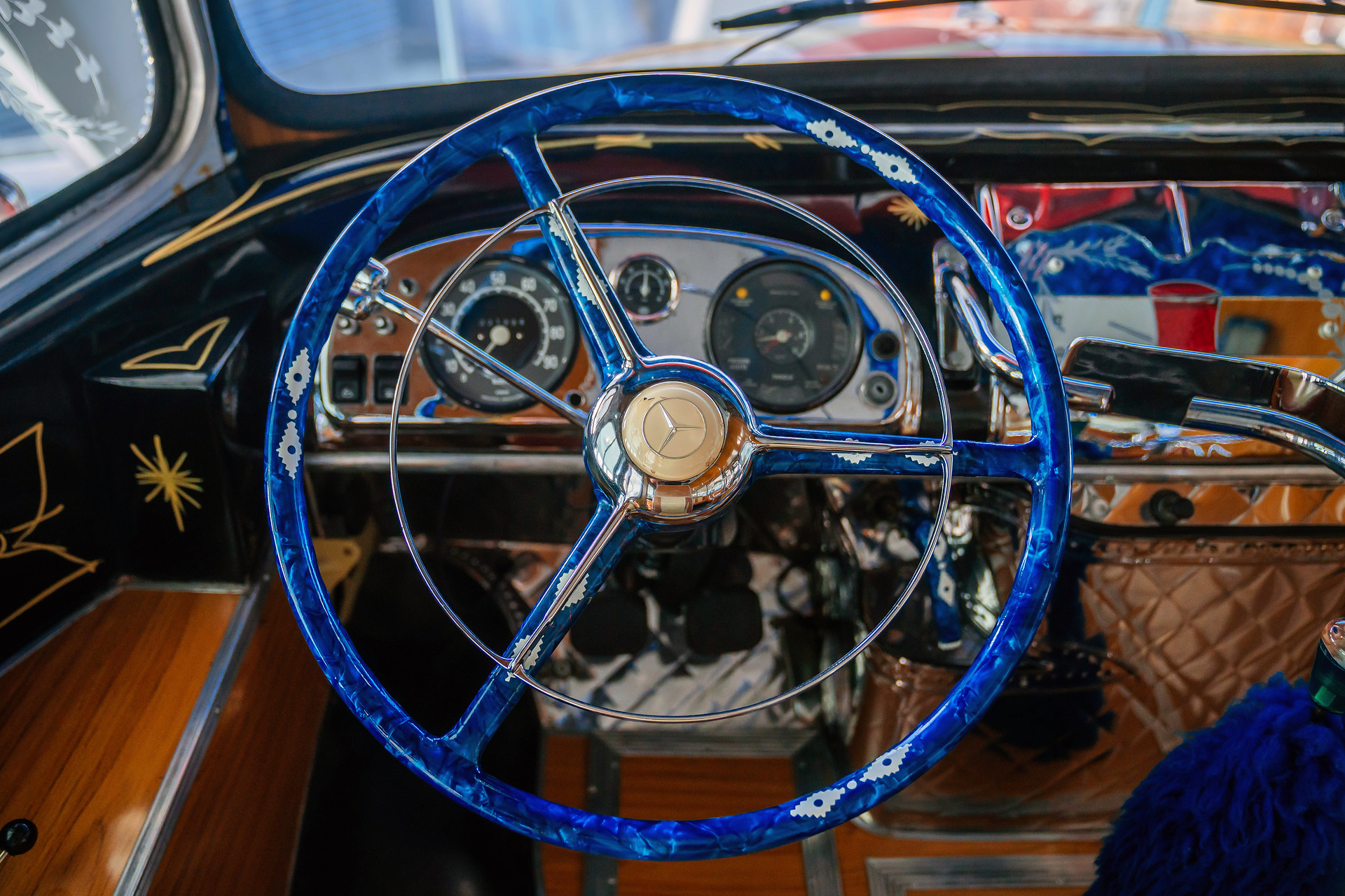 Mercedes-Benz Museum, Collection Room 1: Gallery of Voyagers. Mercedes-Benz LO 1112 bus from 1969. In Buenos Aires, Argentina, the richly decorated “colectivo” buses were an important part of local public transport for decades. Photo of steering wheel and cockpit. What do a Mercedes-Benz bus and tango have in common?