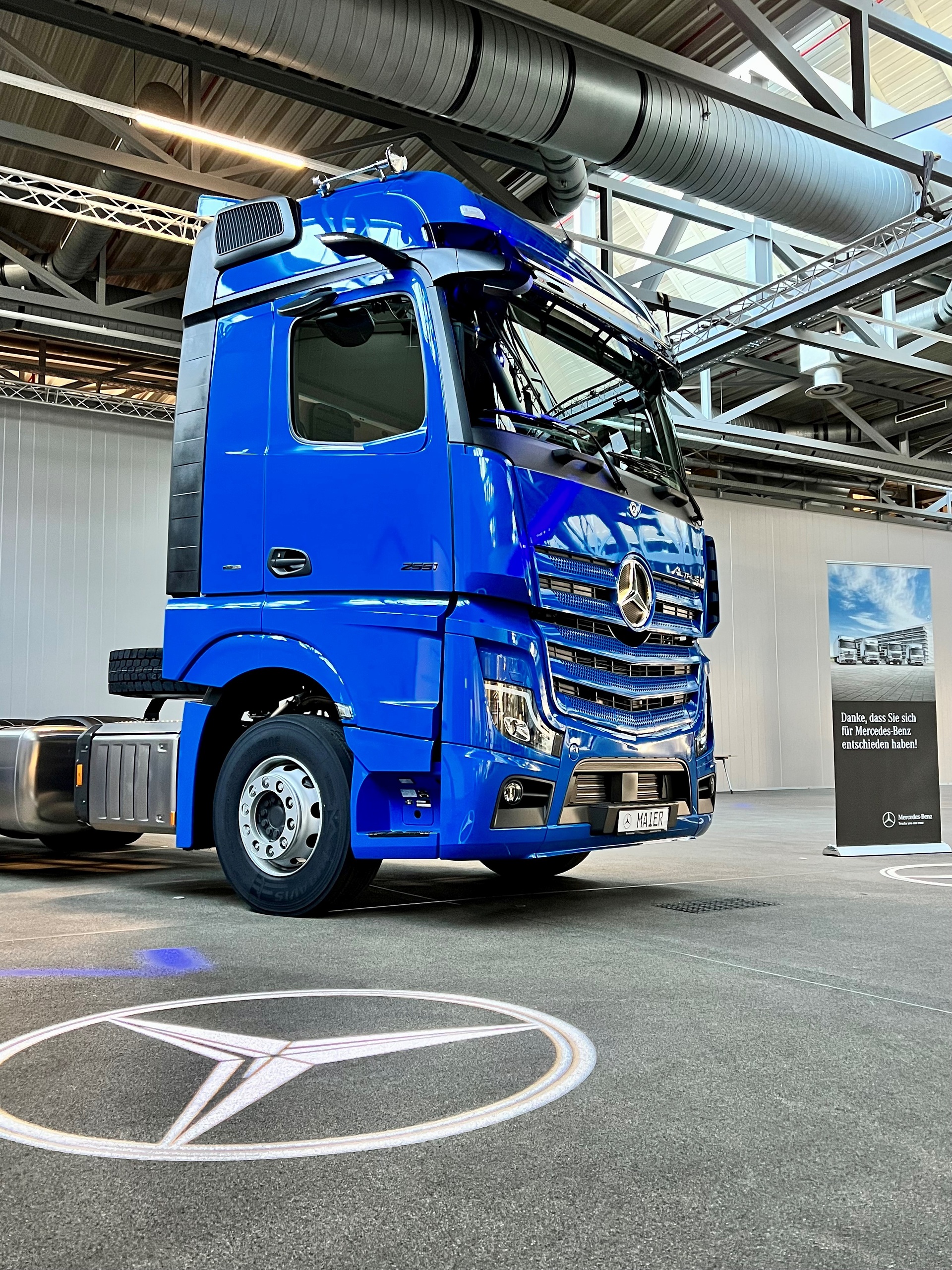 Erster Actros L für die Gebrüder Maier GmbH Extra-Klasse in enzianblau: Erster Actros L für die Gebrüder Maier GmbH