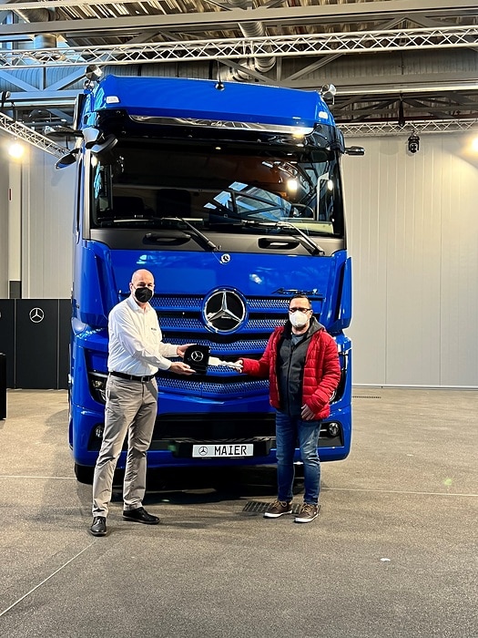 Extra-Klasse in enzianblau: Erster Actros L für die Gebrüder Maier GmbH