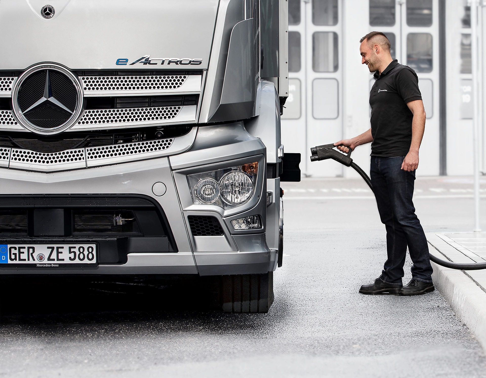 Am Mercedes-Benz Trucks Standort in Wörth am Rhein entsteht ein Demo-Ladepark für Elektro-Lkw Kunden. Einfacher Einstieg in die E-Mobilität: Demonstrations-Ladepark für Elektro-Lkw in Wörth startet in die Bauphase
