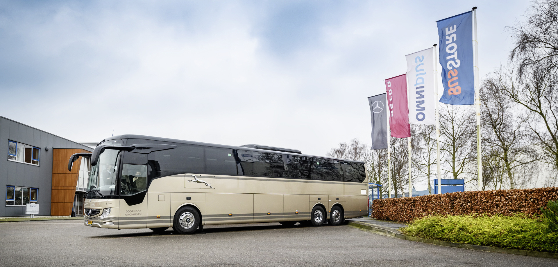 Länge läuft: Drei luxuriös ausgestattete Mercedes-Benz Tourismo L für das niederländische Unternehmen Autobusbedrijf Doornbos