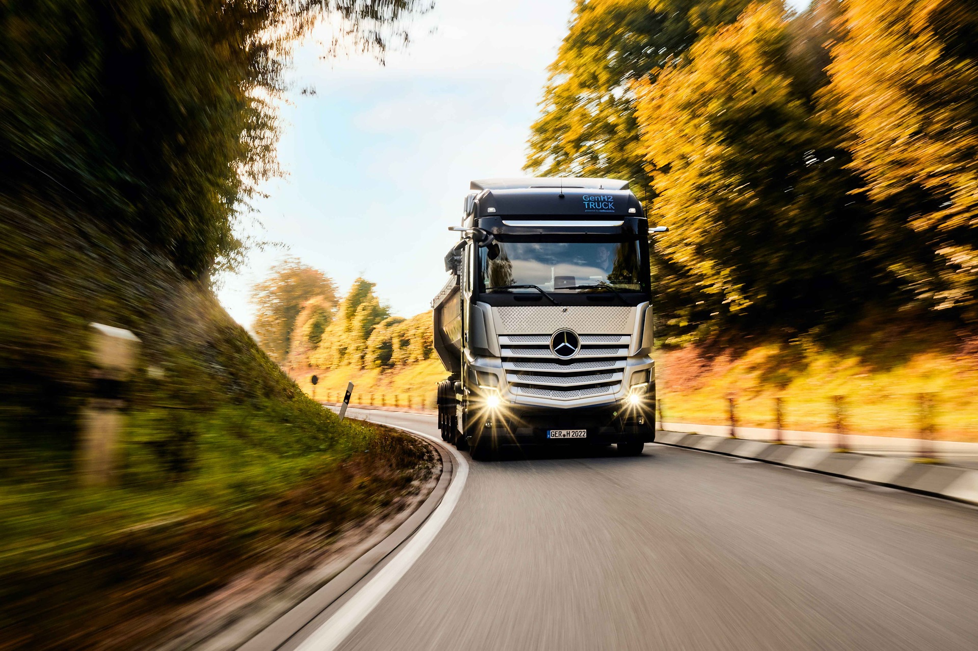 Mercedes-Benz GenH2 Truck Test auf öffentlichen Straßen Diskussion Batterie vs. Wasserstoff: Daimler Truck setzt mit beiden Technologien konsequent auf Doppelstrategie