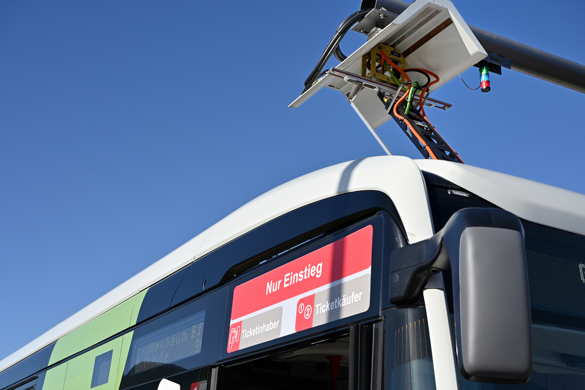 Die zehn leistungsfähigen Lithium-Ionen-Batterien (NMC2) werden wahlweise per Stecker oder mittels Pantograph auf dem Vorderwagen geladen. Duisburger Verkehrsgesellschaft AG (DVG) setzt auf den Mercedes-Benz eCitaro G