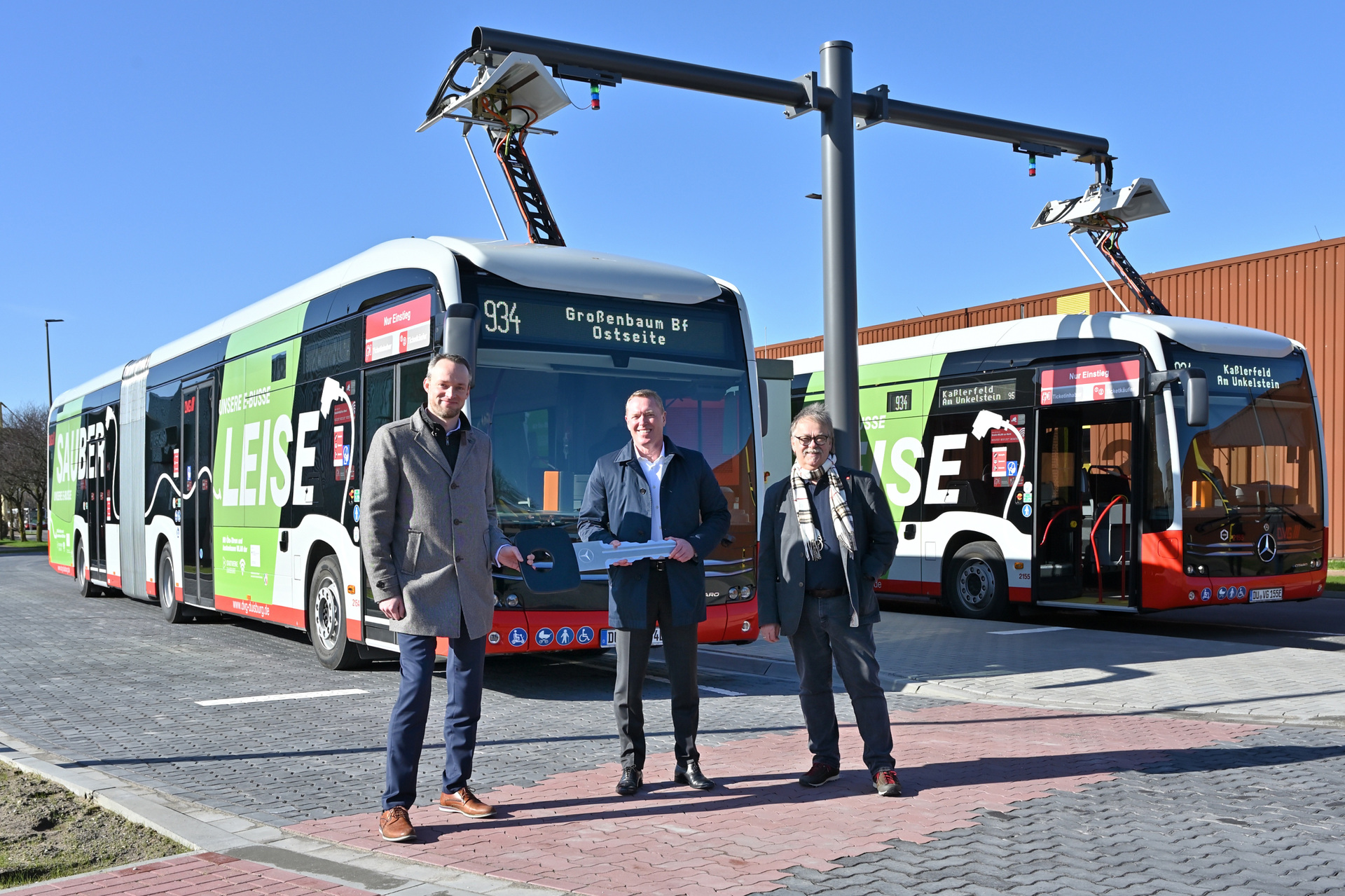 Rüdiger Kappel, Leiter Flotten und Behörden der Daimler Truck AG (Bild Mitte), hat heute sieben eCitaro an die Duisburger Verkehrsgesellschaft AG übergeben. Den symbolischen Schlüssel erhielten Andreas Gutschek, DVG-Vorstand Technik (links im Bild) und Dieter Lieske, Aufsichtsratvorsitzender der Duisburger Verkehrsgesellschaft AG (rechts im Bild). Duisburger Verkehrsgesellschaft AG (DVG) setzt auf den Mercedes-Benz eCitaro G
