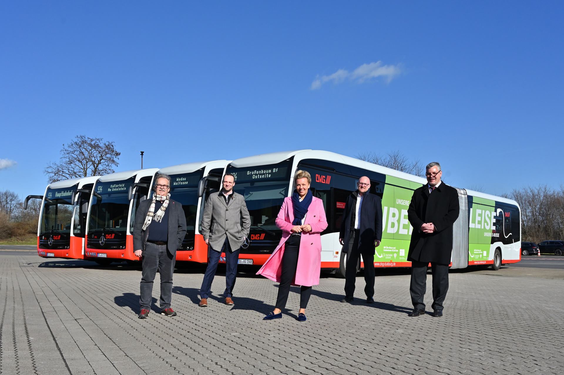 v.l.n.r.: Die Duisburger Verkehrsgesellschaft AG (DVG) hat heute im Beisein von Dieter Lieske, Aufsichtsratvorsitzender der Duisburger Verkehrsgesellschaft AG, Andreas Gutschek, DVG-Vorstand Technik, Ina Brandes, Verkehrsministerin Nordrhein-Westfalen, Sören Link, Oberbürgermeister der Stadt Duisburg und Ronald R.F. Lünser, Vorstandssprecher des Verkehrsverbunds Rhein-Ruhr (VRR), sieben Mercedes-Benz eCitaro G in Betrieb genommen. Duisburger Verkehrsgesellschaft AG (DVG) setzt auf den Mercedes-Benz eCitaro G
