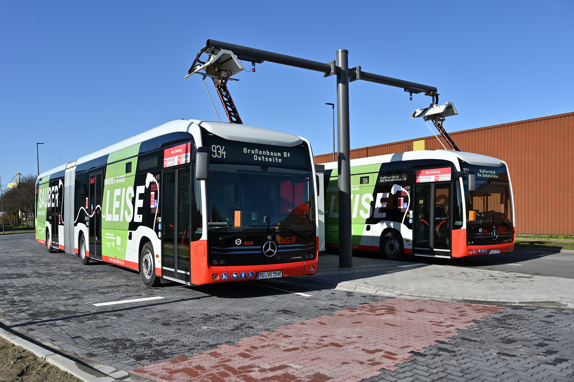 Die zehn leistungsfähigen Lithium-Ionen-Batterien (NMC2) werden wahlweise per Stecker oder mittels eines Pantographen auf dem Vorderwagen geladen. Duisburger Verkehrsgesellschaft AG (DVG) setzt auf den Mercedes-Benz eCitaro G