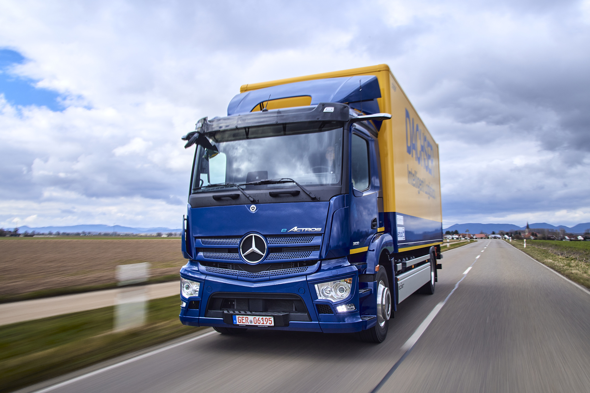 Vollelektrischer Lkw mit Stern: Serien-eActros geht in den Einsatz bei Dachser im Großraum Stuttgart Vollelektrischer Lkw mit Stern: Serien-eActros geht bei Dachser im Großraum Stuttgart in den Einsatz