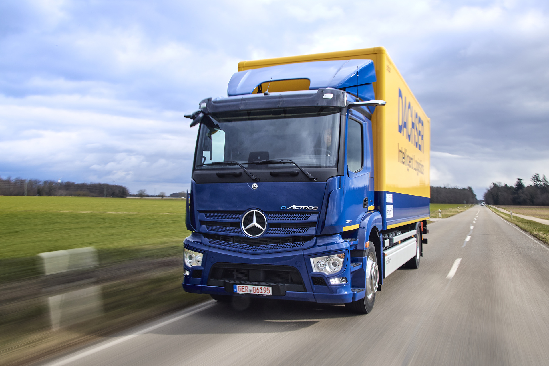 Vollelektrischer Lkw mit Stern: Serien-eActros geht in den Einsatz bei Dachser im Großraum Stuttgart Vollelektrischer Lkw mit Stern: Serien-eActros geht bei Dachser im Großraum Stuttgart in den Einsatz
