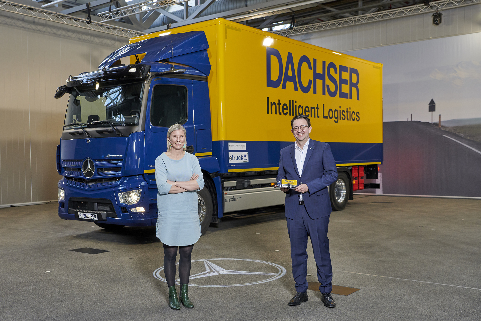 Von links: Karin Rådström, Mitglied des Vorstands der Daimler Truck Holding AG, verantwortlich für die Regionen Europa und Lateinamerika und die Marke Mercedes-Benz Lkw; Stefan Hohm, Chief Development Officer (CDO) und Mitglied des Vorstands von Dachser Vollelektrischer Lkw mit Stern: Serien-eActros geht bei Dachser im Großraum Stuttgart in den Einsatz