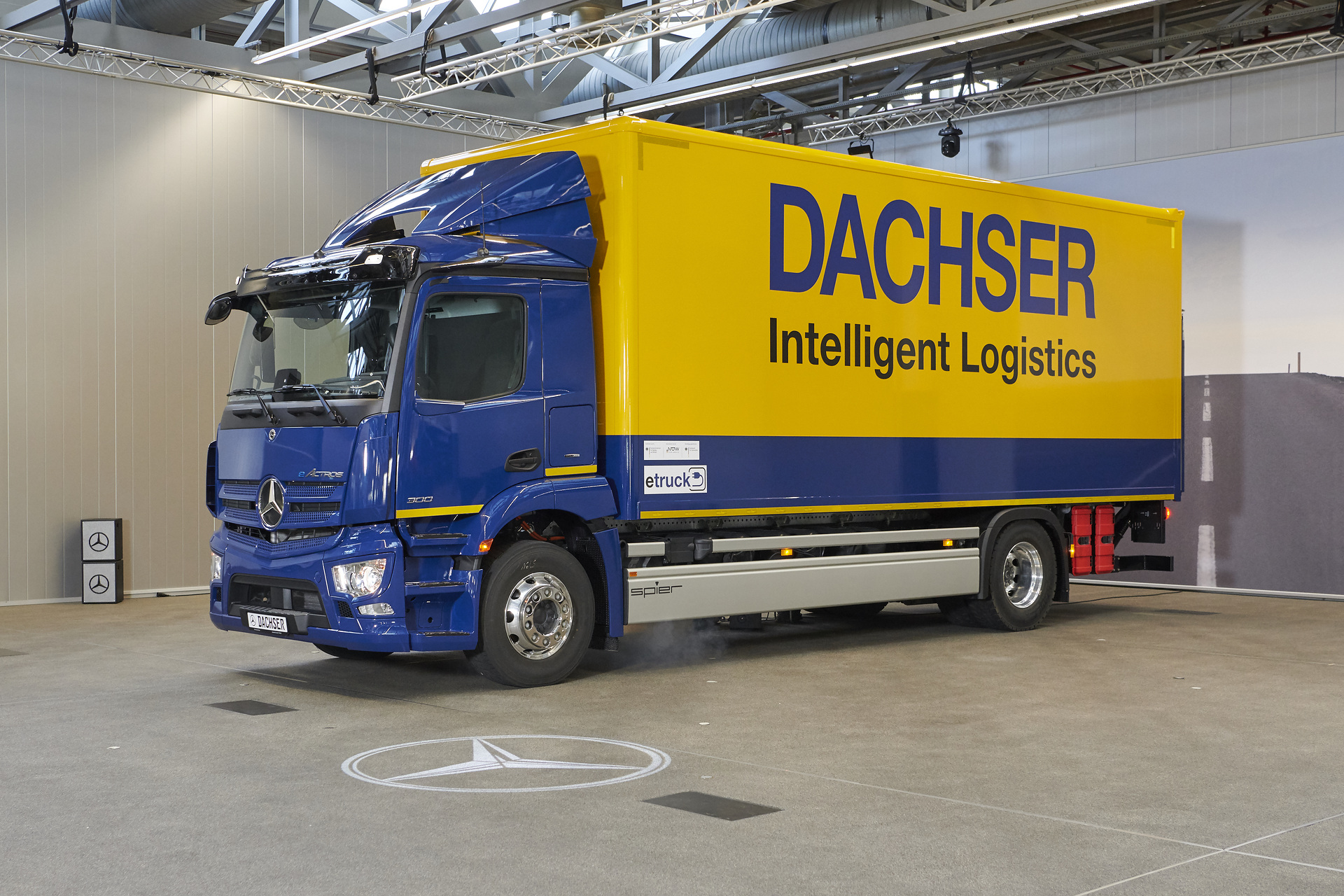 Vollelektrischer Lkw mit Stern: Serien-eActros geht in den Einsatz bei Dachser im Großraum Stuttgart Vollelektrischer Lkw mit Stern: Serien-eActros geht bei Dachser im Großraum Stuttgart in den Einsatz
