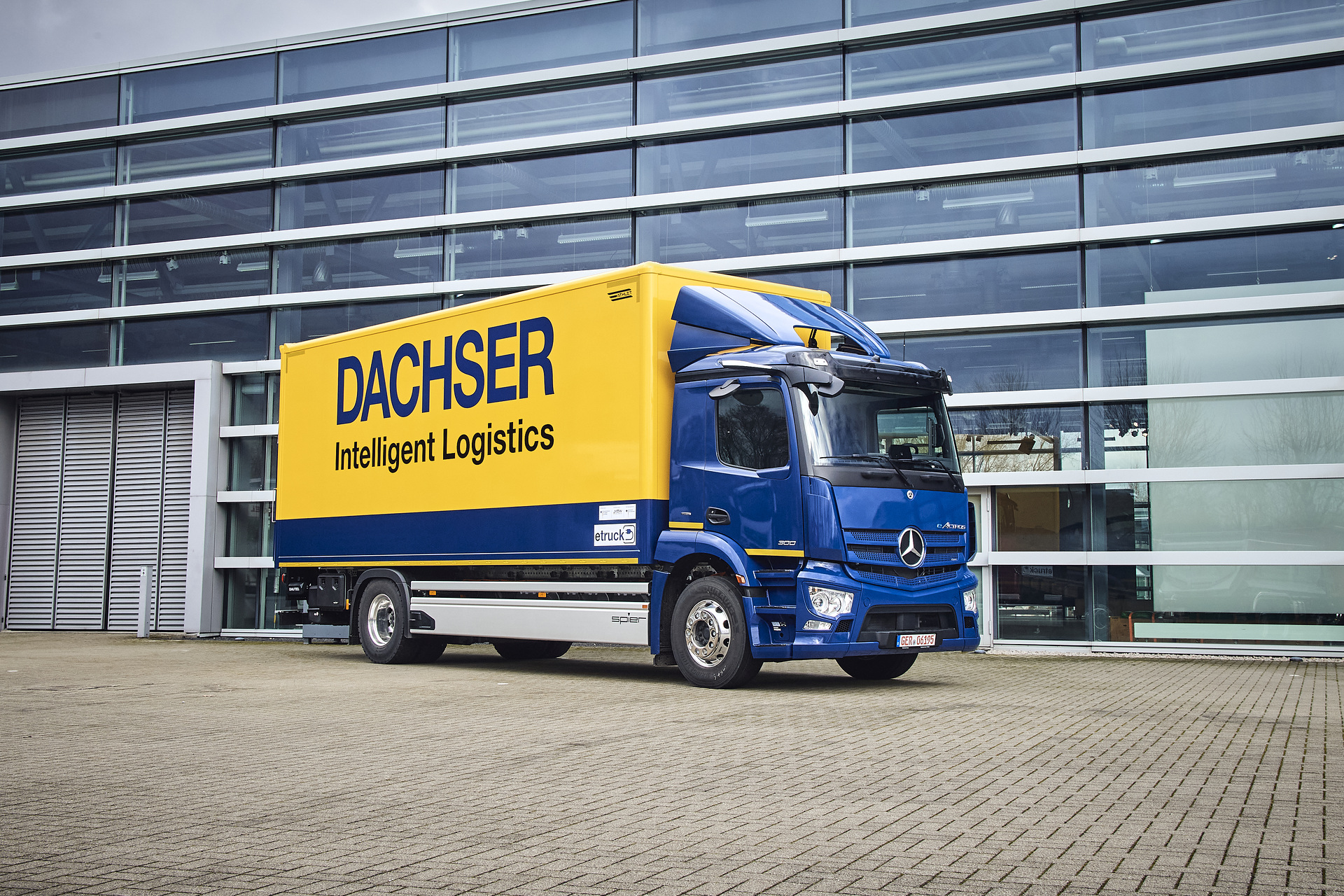 All-electric truck with the Three-Pointed Star: Series-production eActros to go into operation with Dachser