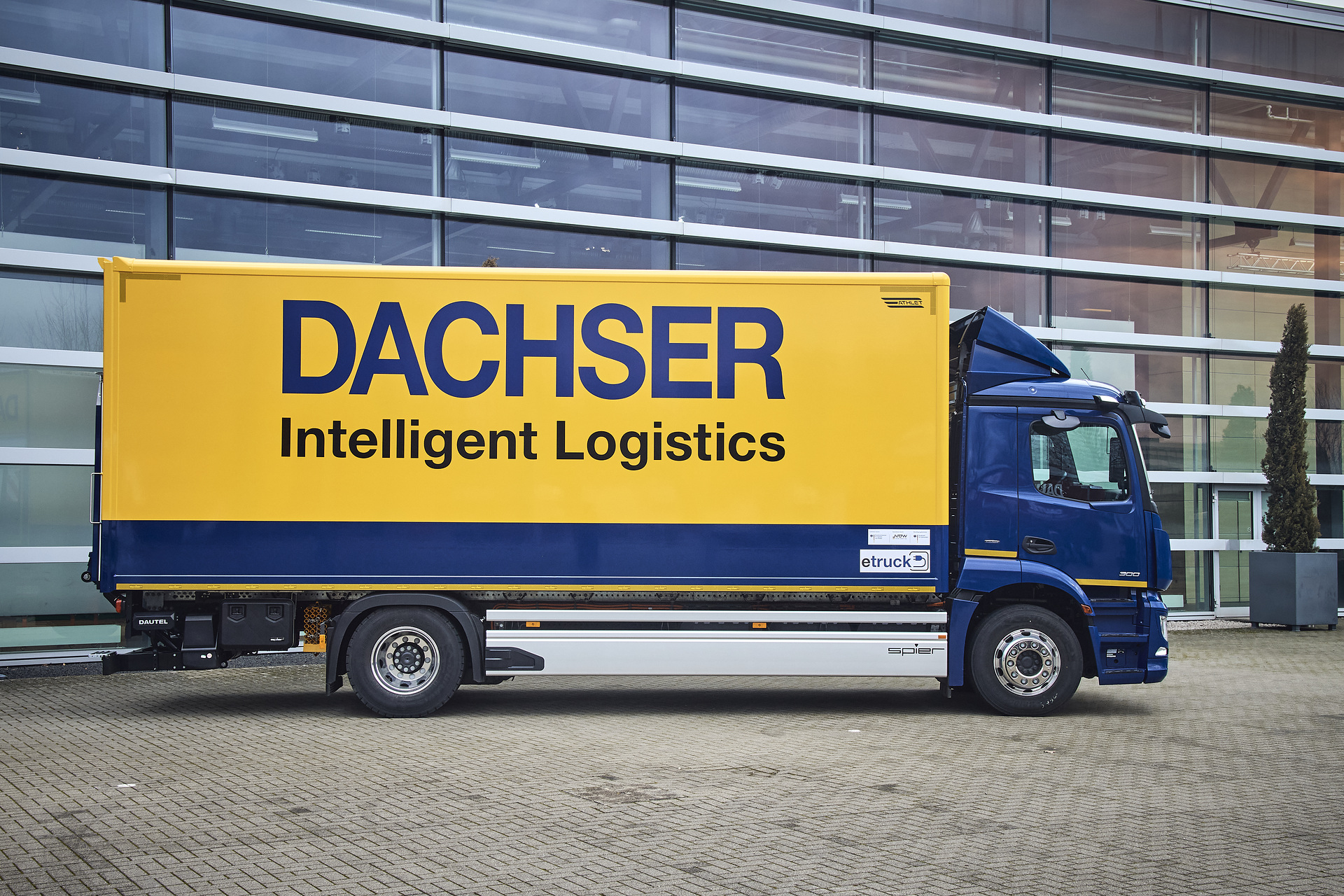 Vollelektrischer Lkw mit Stern: Serien-eActros geht in den Einsatz bei Dachser im Großraum Stuttgart Vollelektrischer Lkw mit Stern: Serien-eActros geht bei Dachser im Großraum Stuttgart in den Einsatz