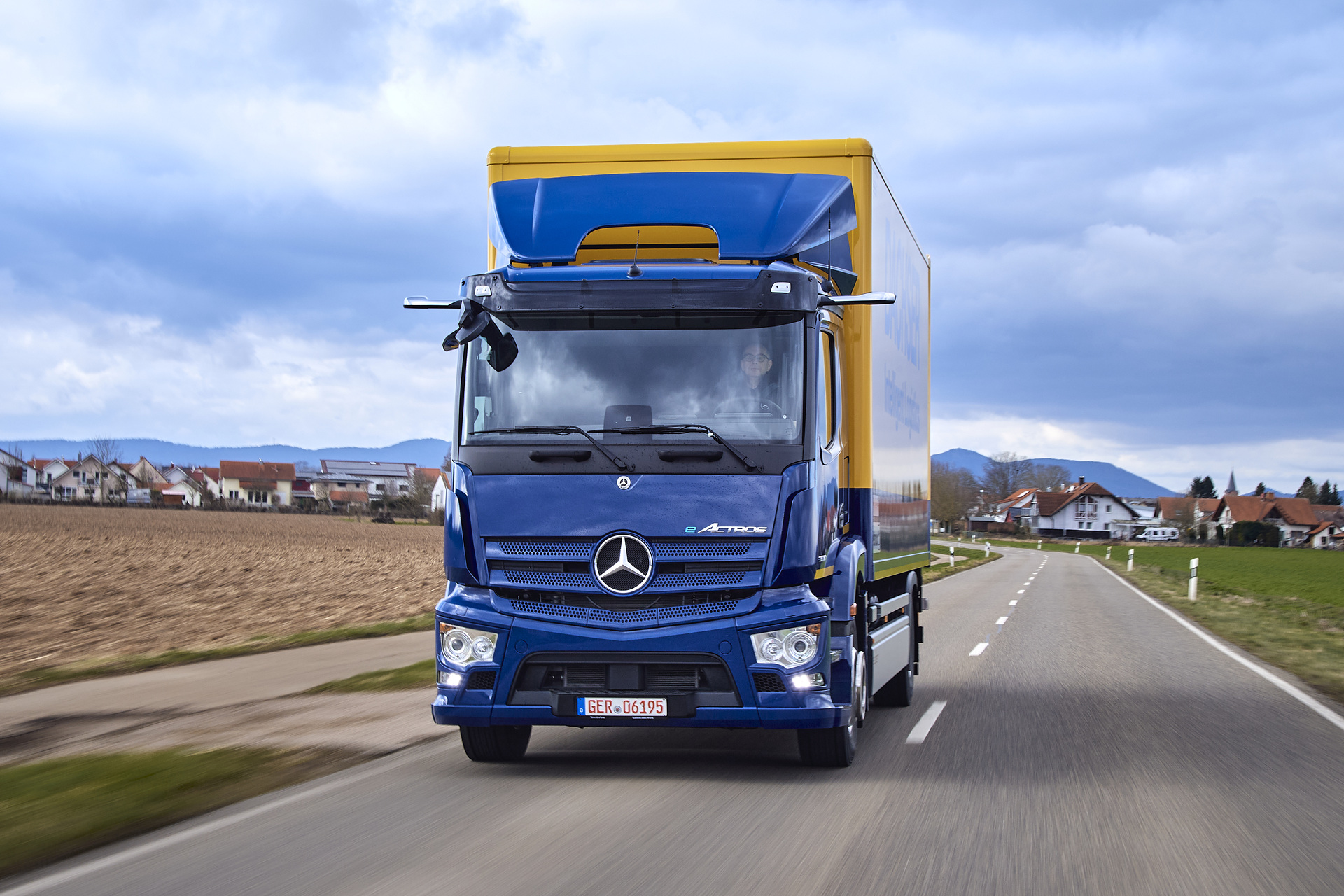 Vollelektrischer Lkw mit Stern: Serien-eActros geht in den Einsatz bei Dachser im Großraum Stuttgart Vollelektrischer Lkw mit Stern: Serien-eActros geht bei Dachser im Großraum Stuttgart in den Einsatz