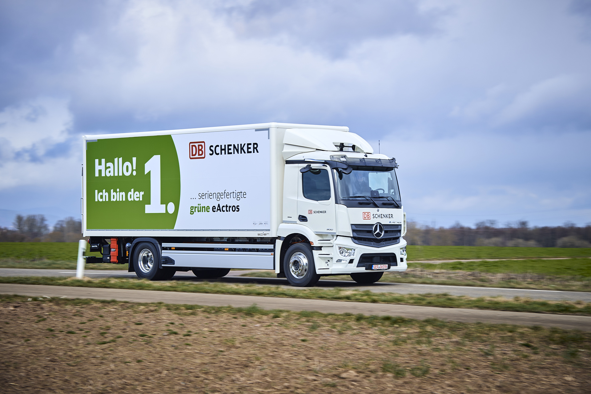 Erster Mercedes-Benz eActros aus Serienproduktion an DB Schenker übergeben