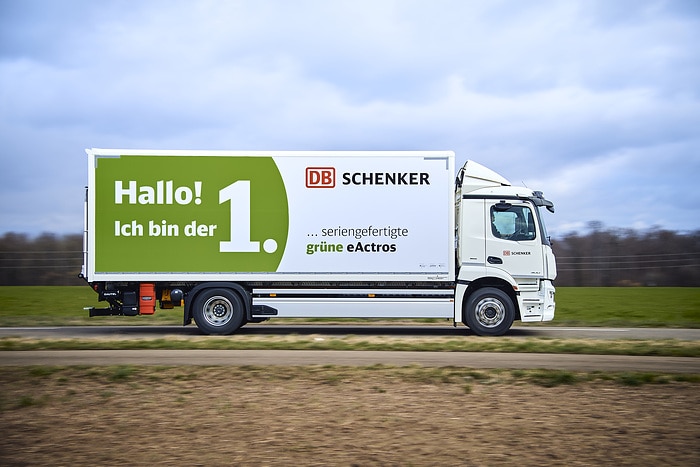 Erster Mercedes-Benz eActros aus Serienproduktion an DB Schenker übergeben