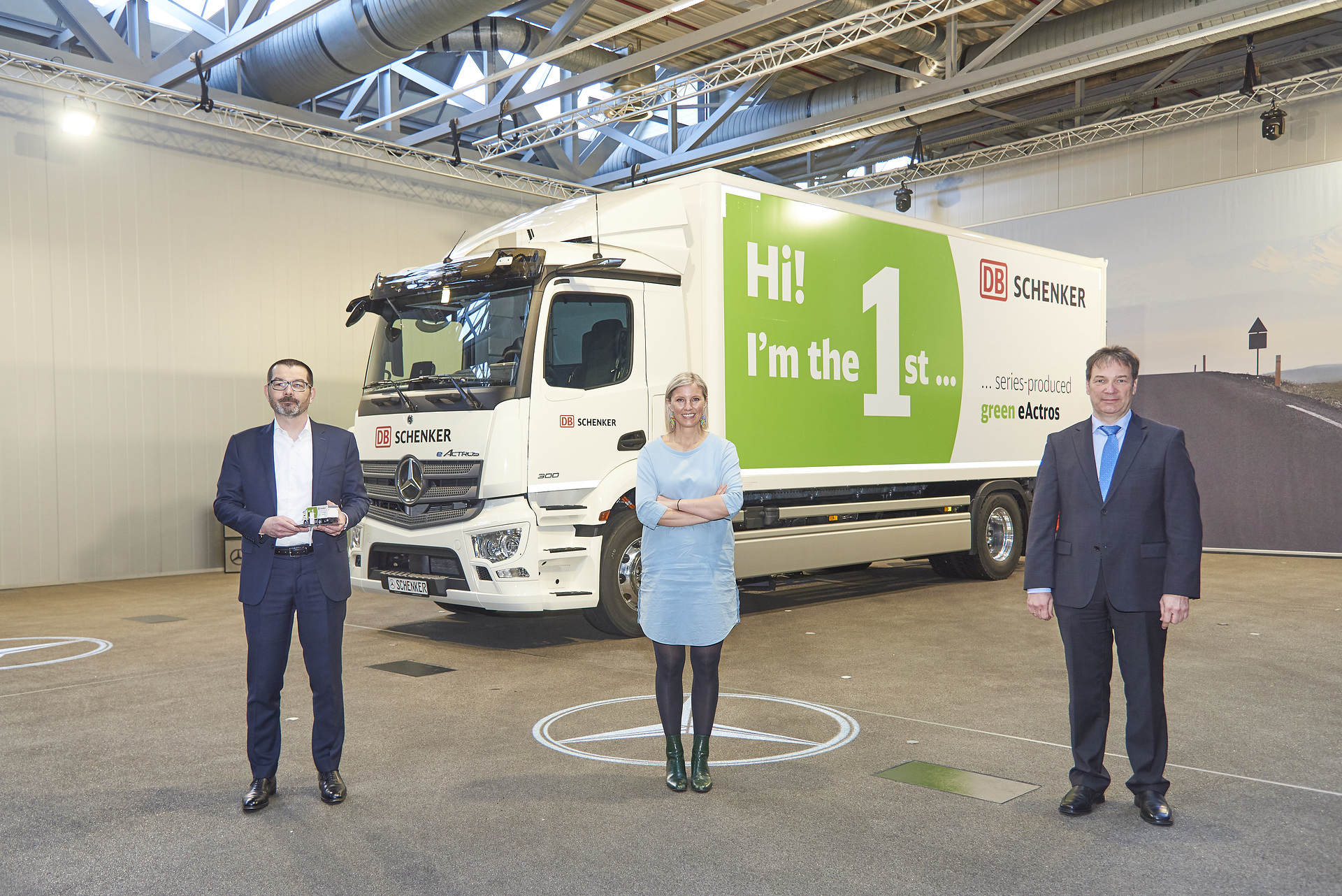 From left: Cyrille Bonjean, Executive Vice President, Head of Land Transport Europe DB Schenker; Karin Rådström, Member of the Board of Management Daimler Truck Holding AG, responsible for the regions Europe and Latin America and the Mercedes-Benz Truck brand; Wolfgang Janda, Executive Vice President, Head of Network & Line Haul Management DB Schenker First series-produced Mercedes-Benz eActros handed over to DB Schenker