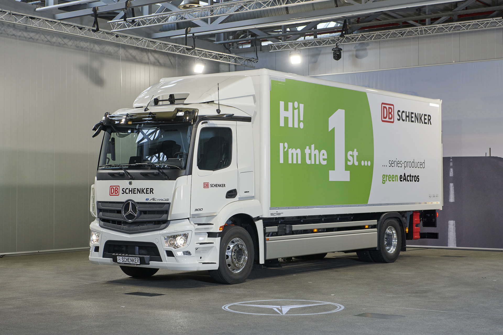 Erster Mercedes-Benz eActros aus Serienproduktion an DB Schenker übergeben