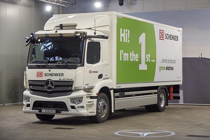 Erster Mercedes-Benz eActros aus Serienproduktion an DB Schenker übergeben