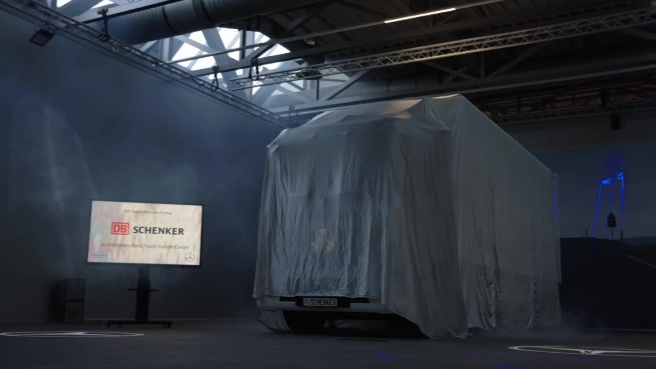 Erster Mercedes-Benz eActros aus Serienproduktion an DB Schenker übergeben