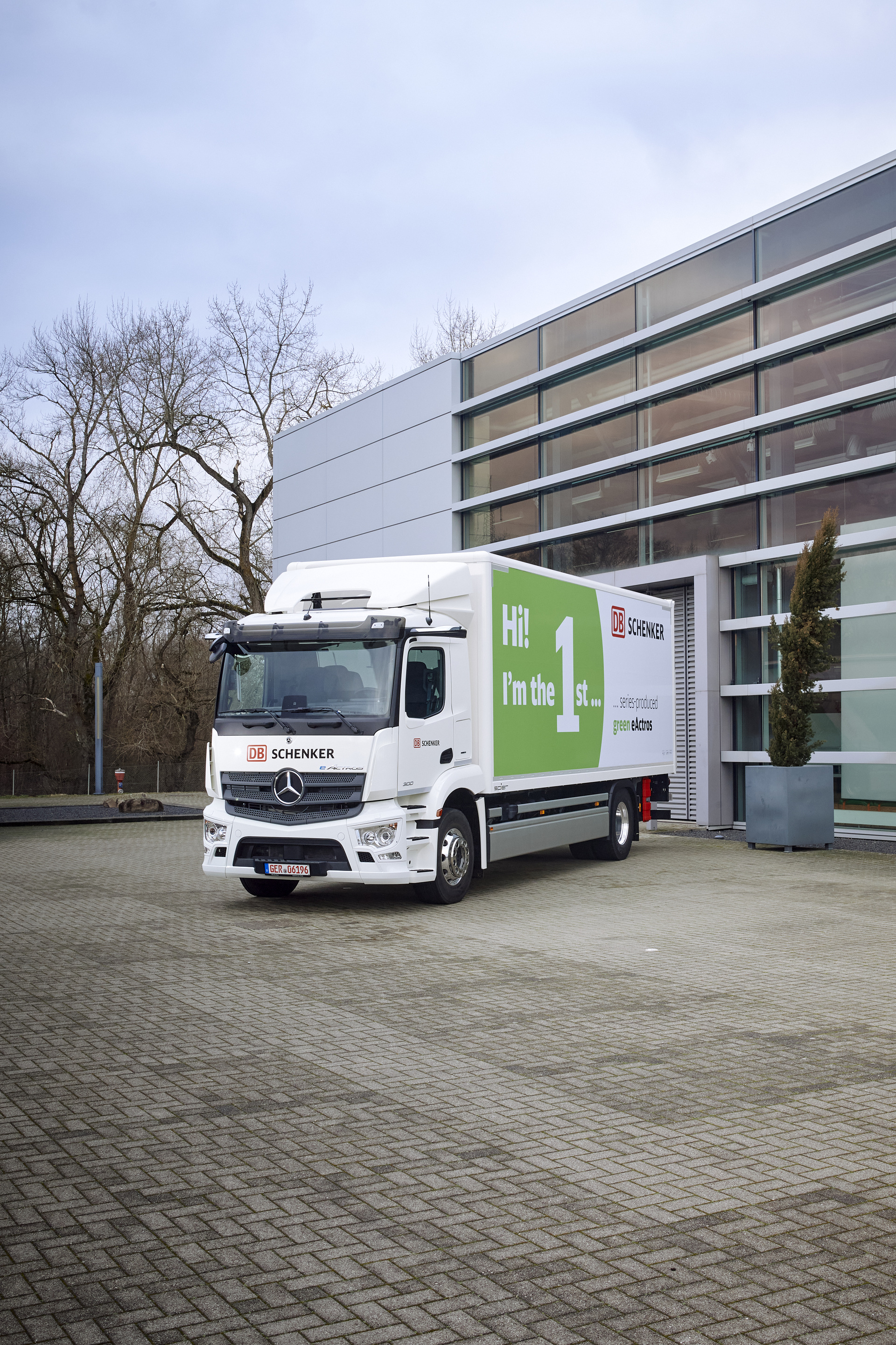 Erster Mercedes-Benz eActros aus Serienproduktion an DB Schenker übergeben