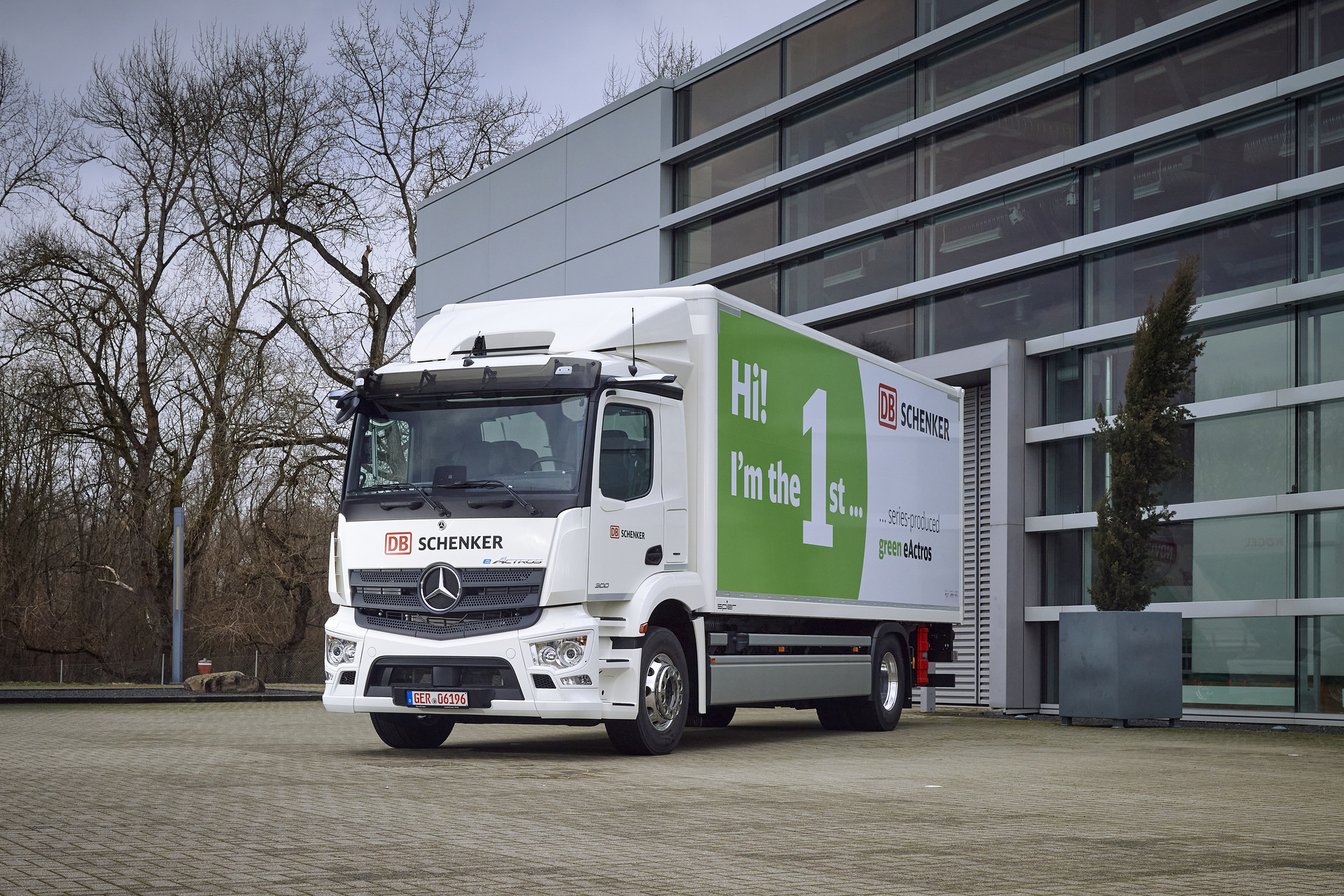 Erster Mercedes-Benz eActros aus Serienproduktion an DB Schenker übergeben