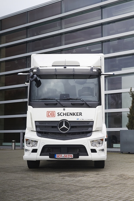 Erster Mercedes-Benz eActros aus Serienproduktion an DB Schenker übergeben