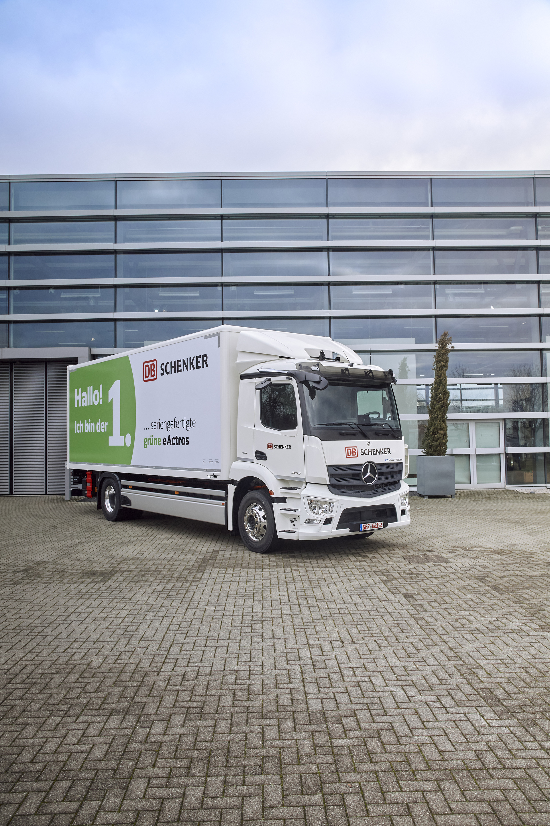 Erster Mercedes-Benz eActros aus Serienproduktion an DB Schenker übergeben