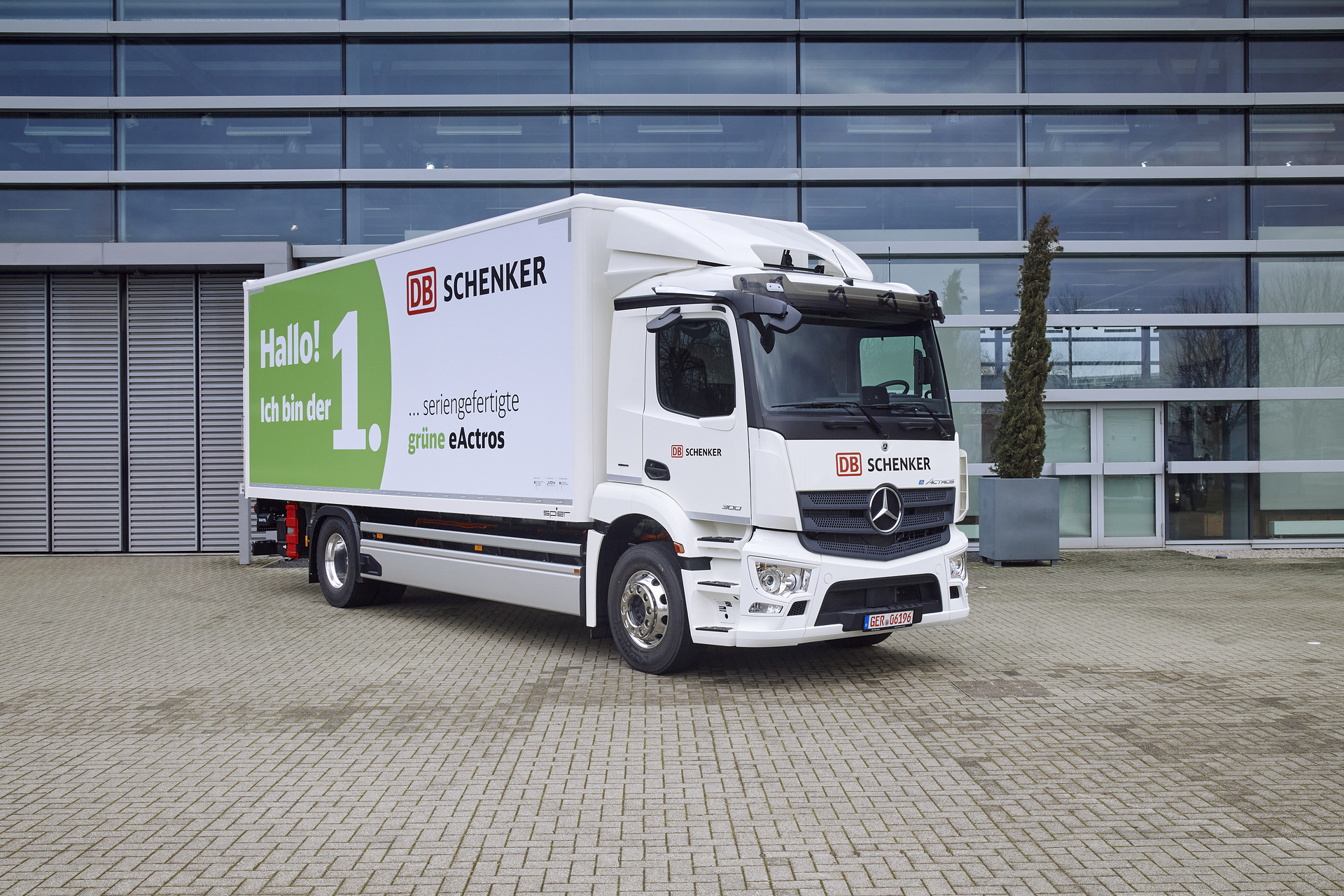 Erster Mercedes-Benz eActros aus Serienproduktion an DB Schenker übergeben