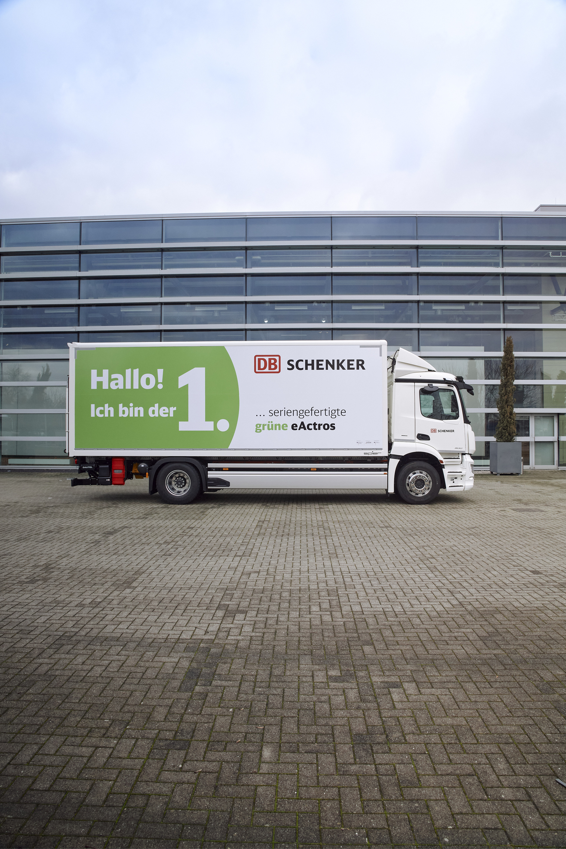 First series-produced Mercedes-Benz eActros handed over to DB Schenker First series-produced Mercedes-Benz eActros handed over to DB Schenker