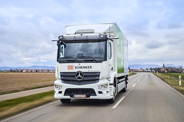 Erster Mercedes-Benz eActros aus Serienproduktion an DB Schenker übergeben